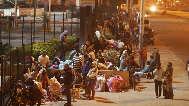 Desempregados aguardam em fila em Guadalupe