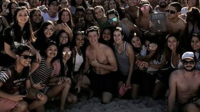 Shawn Mendes com seus fãs no Rio de Janeiro