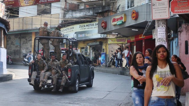 Policiais militares do Bope atuam na Rocinha