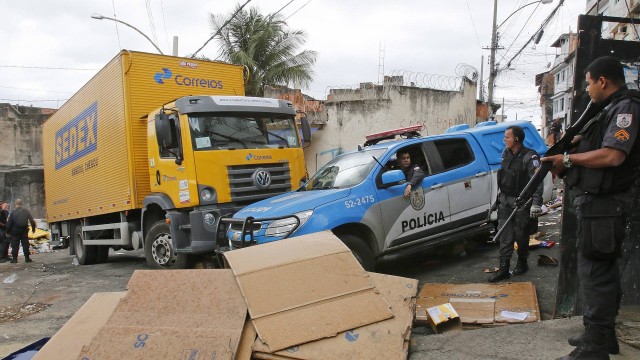 Em agosto, um caminhão da estatal, roubado em Benfica, foi saqueado no Morro São João, no Engenho Novo, Zona Norte do Rio.