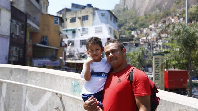 Antônio Marcos com o filho: tiroteios no último domingo impediram primeiro passeio após a separação entre os pais do menino
