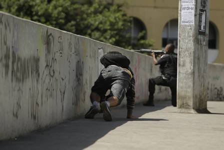 Policial militar armado com um fuzil na passarela