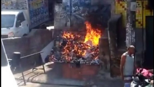 Uma barricada em chamas na localidade Cidade Nova