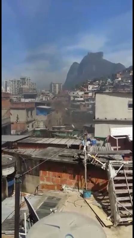 A coluna de fumaça na Rocinha