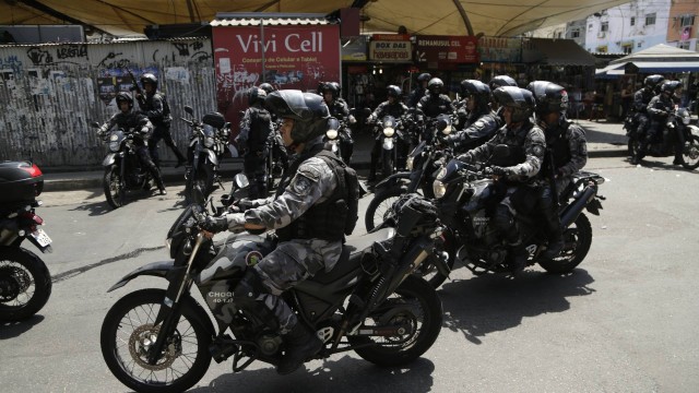 Policiais militares em patrulhamento na Rocinha