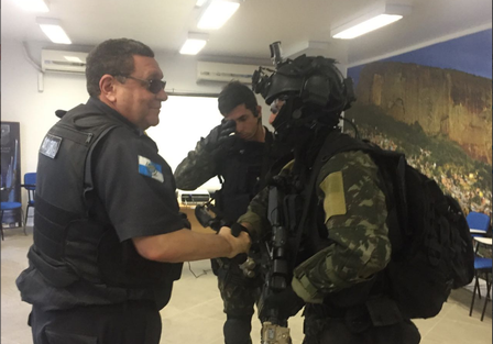 Comandante-geral da PM, Wolney Dias, recebe o Exército na Rocinha