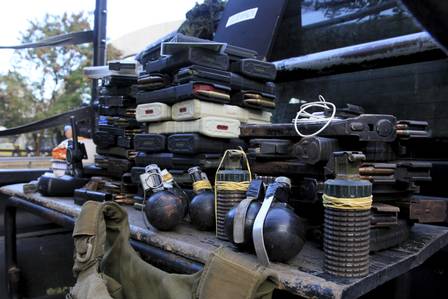 Entre os materiais apreendidos estão munições, granadas rádios transmissores e cadernos de anotações.
