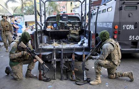 Armas, munição e drogas apreendidos na Rocinha