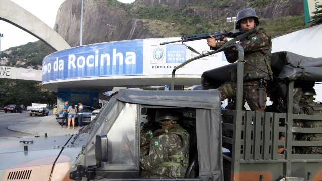 Homens das Forças Armadas ocupam a Rocinha