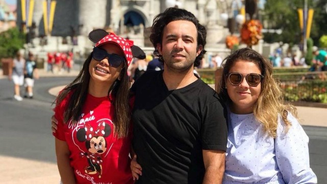 Anitta posa com seus assessores na Disney