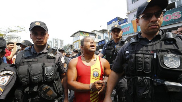 Pai de adolescente torturado na Rocinha é preso em flagrante após esfaquear jovem na comunidade