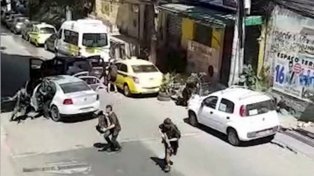 Bandidos roubam carros de moradores da Rocinha, em 18.09.2017