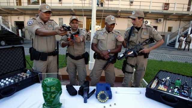 Armas não-letais apresentadas em 2009 pela Guarda ainda não podem ser usadas pois o MP entrou com ação que se arrasta desde 2013