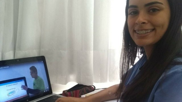 A estudante Bárbara estuda pela internet para disputar vaga de Medicina
