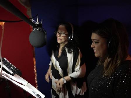 Com a madrinha Gal Costa na gravação da canção “Vá se benzer”: clipe sai dia 9