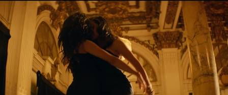 Anitta dançando zouk com outra mulher