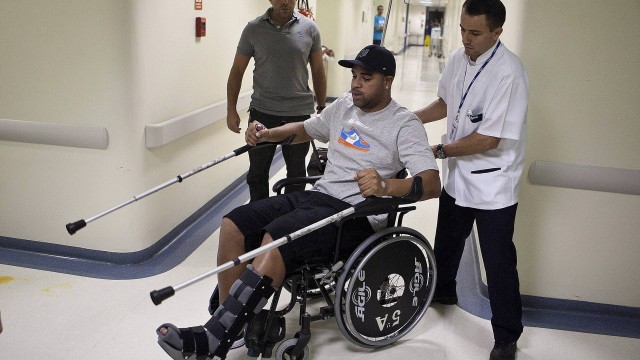 Adriano deixa o hospital após a primeira cirurgia no tendão de Aquiles
