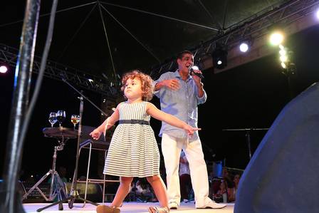 A menina de três anos dançou no palco ao lado do avô