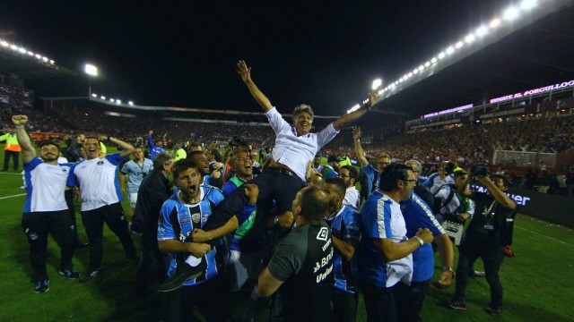 Renato comemora o título da Libertadores nos braços dos jogadores