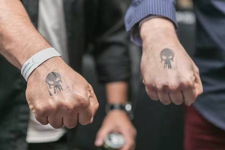 Evento da empresa tem tatuagens com símbolo de caveira