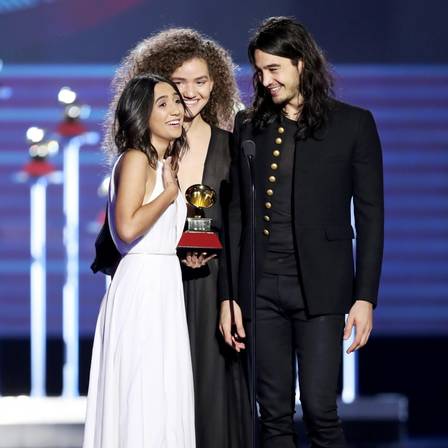 Com Tiago Iorc, elas receberam o Grammy Latino por “Trevo (tu)”, considerada Melhor Canção em Língua Portuguesa