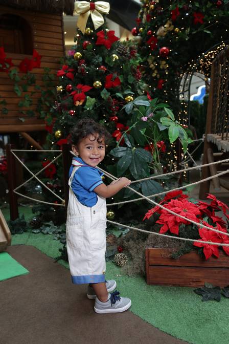 Bernardo, de 1 ano, desfila com camisa polo (R$ 69,95) e jardineira (R$ 139,95), ambos Alphabeto; tênis Leader (R$ 49,99)
