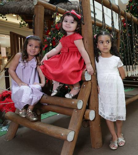 Da esquerda para a direita: Alice, de 4 anos, usa vestido Connie (R$ 69); sandália Lilica Ripilica (R$ 279,90) e laço Fiszpan (R$ 18). Luiza, de 2, posa com vestido vermelho (R$ 119,95) e arco (R$ 29,95), ambos Alphabeto; sapato Baby Chic (R$ 129). Julia, de 4 anos, exibe sandália (R$ 49,90) e vestido (R$ 69), ambos Leader