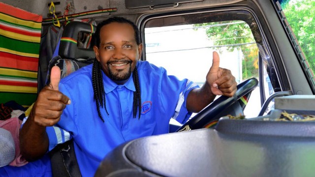 Mr. Jamaika em seu caminhão: funk e pé na estrada