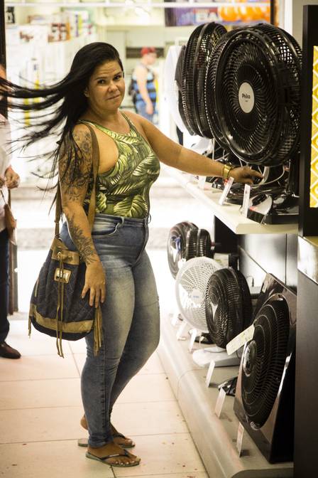 Priscila Ferreira procura ventiladores na Rua Uruguaiana