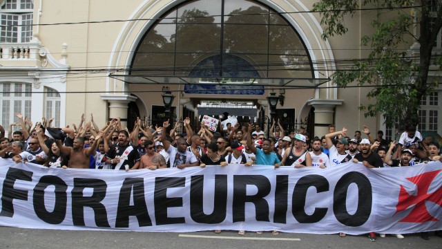 Torcedores do Vasco fazem protesto em São Januário