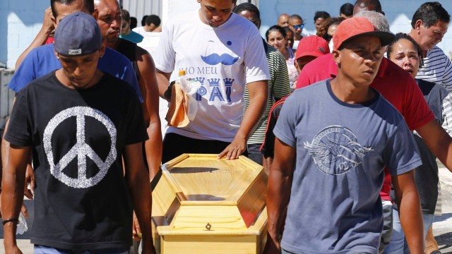 Parentes e amigos participam do cortejo com o caixão de Marcelo Silva Vaz: família afirma que o rapaz era trabalhador