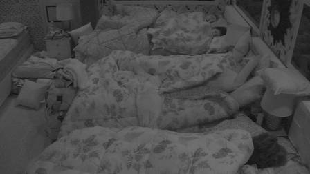 Jéssica e Ana Paula dormem ao fundo