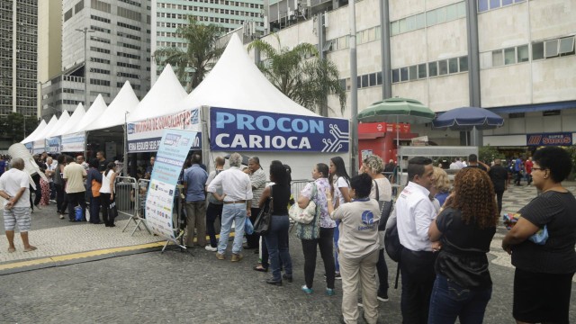 Procon Carioca: entidade, que costuma fazer mutirões de renegociação de dívidas, está distribuindo panfletos à população