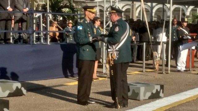 Coronel Wolney Dias entrega a espada do comando da PM para o novo comandante da tropa, coronel Luis Laviano