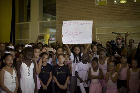 Crianças do Ballet Manguinhos protestam na frente de Pezão