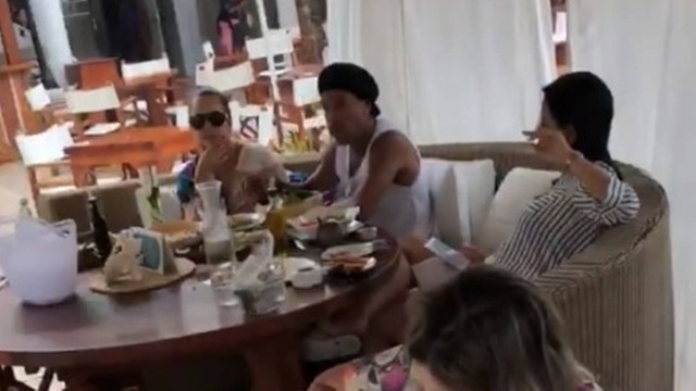Ronaldinho Gaúcho com companhia dupla em almoço na cidade de Miami