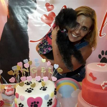 Rita Cadillac faz festa de aniversário para cadela