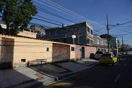 A casa (à esquerda da foto) onde Anitta morou até os 19 anos em Honório Gurgel