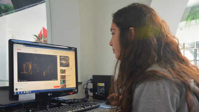 Esther Pinna, aluna do CEL, utiliza vídeos do Youtube para estudar
