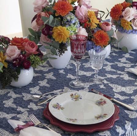 Uma decoração com estilo clássico-romântico: pratos com flores