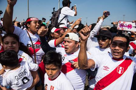 Torcedores peruanos fazem a festa para Guerrero