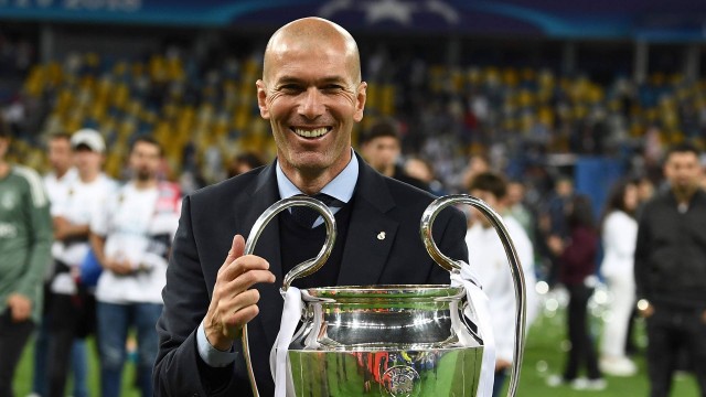 Zidane com o tão sonhado troféu