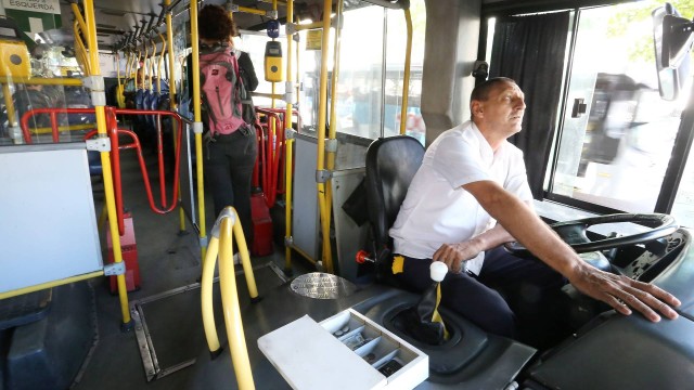 Motoristas de ônibus exercem dupla função, tendo também que cobrar a passagem
