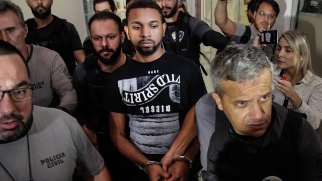 Rogério 157 chega à Cidade da Polícia, na Zona Norte do Rio, no dia de sua prisão, em 6/12/2017