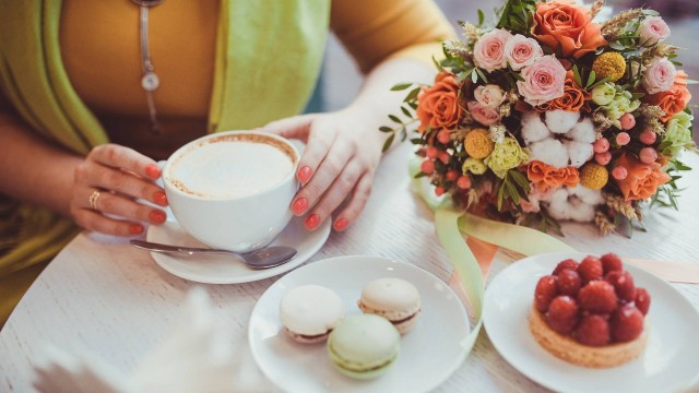 Um café da manhã preparado com carinho e um buquê de flores: sucesso certo no Dia dos Namorados