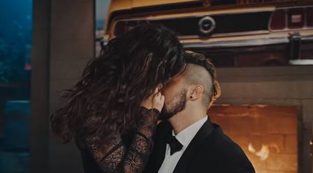 Tatá Werneck beija Luan Santana em clipe