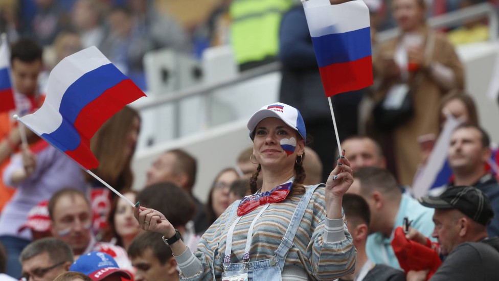 Torcedores russos vão ao estádio pintados com as cores do país