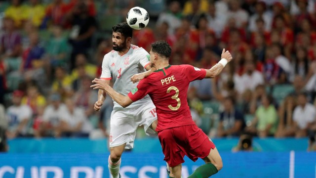 Diego Costa disputa bola com Pepe