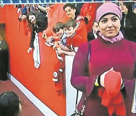 Magi Salah: mulher de Salah mantém tradições muçulmanas no estádio