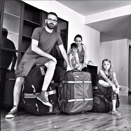 A família, de malas prontas, quando voltou para para o Brasil